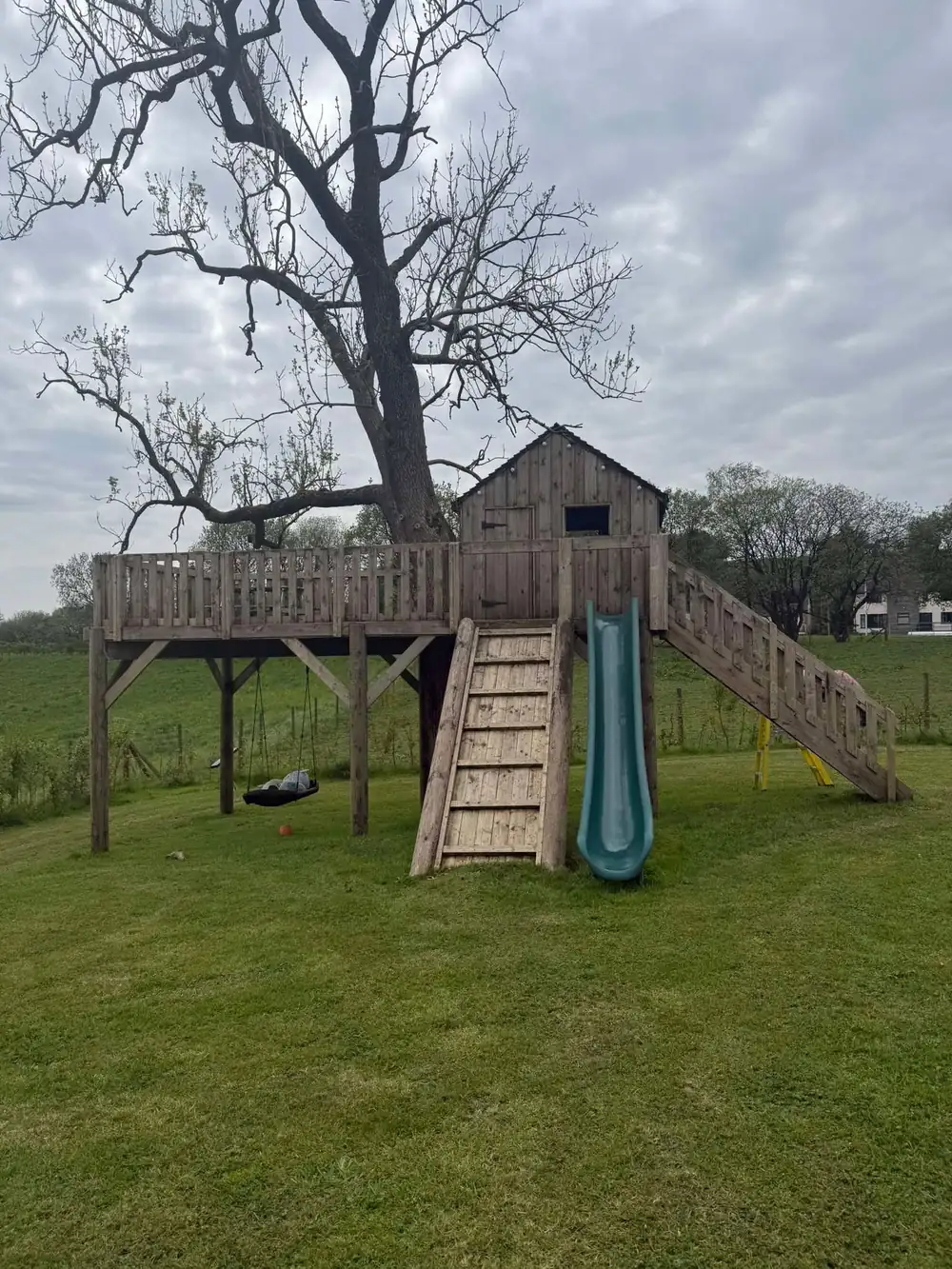 The same play tower after a gentle soft wash